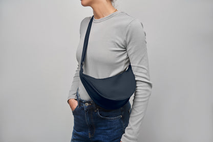 Half-Moon Umhängetasche (Crossbody-Tasche). Hauptfach mit Reißverschluss und 2 Innentaschen. 400D Oxford und