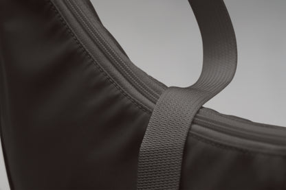 Half-Moon Umhängetasche (Crossbody-Tasche). Hauptfach mit Reißverschluss und 2 Innentaschen. 400D Oxford und