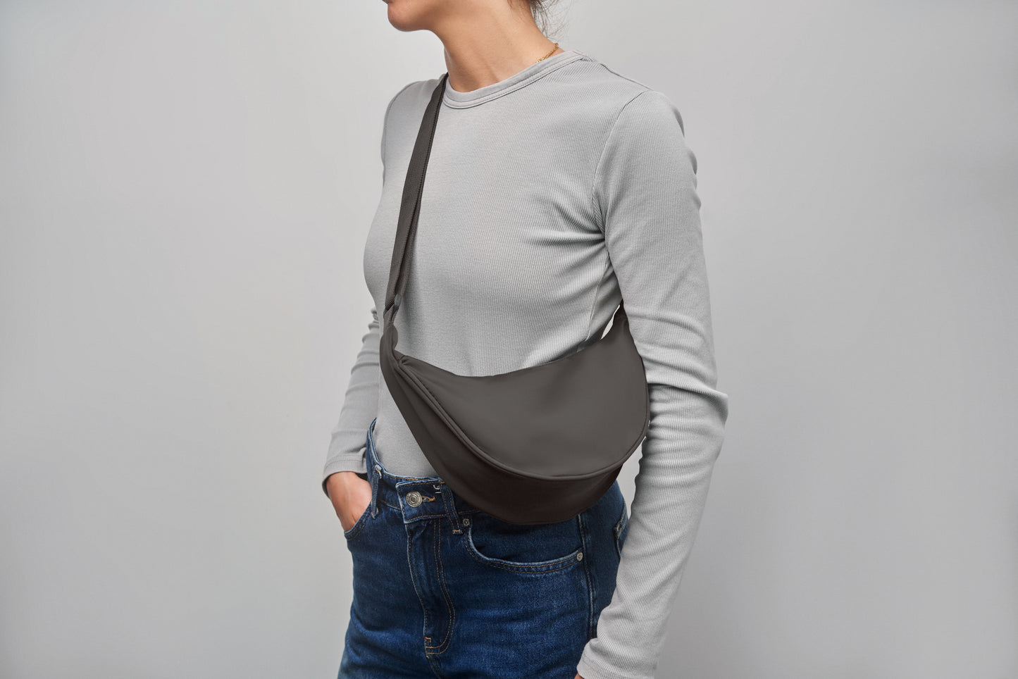 Half-Moon Umhängetasche (Crossbody-Tasche). Hauptfach mit Reißverschluss und 2 Innentaschen. 400D Oxford und