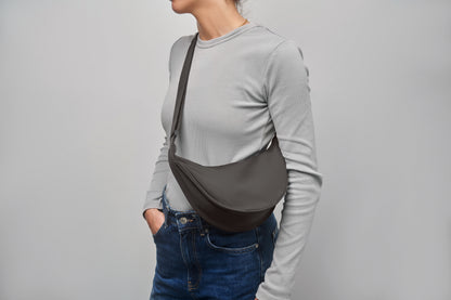 Half-Moon Umhängetasche (Crossbody-Tasche). Hauptfach mit Reißverschluss und 2 Innentaschen. 400D Oxford und
