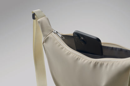 Half-Moon Umhängetasche (Crossbody-Tasche). Hauptfach mit Reißverschluss und 2 Innentaschen. 400D Oxford und