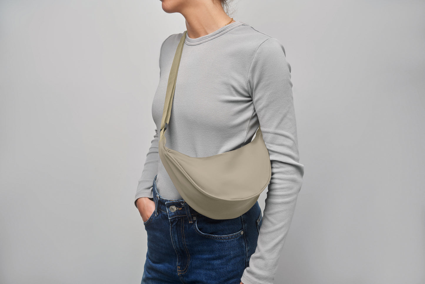 Half-Moon Umhängetasche (Crossbody-Tasche). Hauptfach mit Reißverschluss und 2 Innentaschen. 400D Oxford und