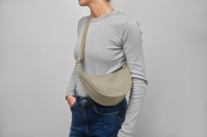 Half-Moon Umhängetasche (Crossbody-Tasche). Hauptfach mit Reißverschluss und 2 Innentaschen. 400D Oxford und