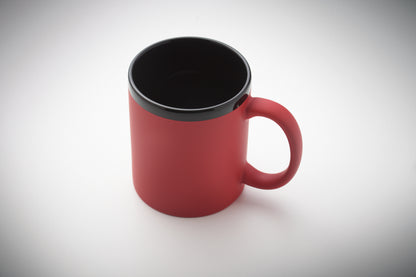 Keramikbecher mit Soft-Touch-Oberfläche und schwarzer Innenseite/Rand. Ideal für Gravur. Füllmenge: 300 ml.