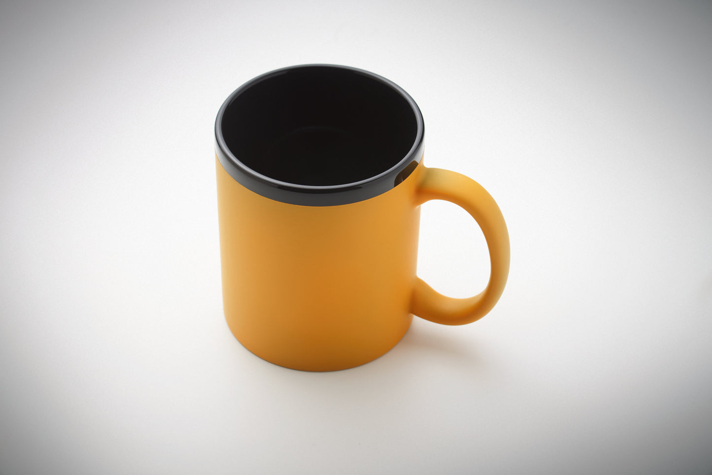 Keramikbecher mit Soft-Touch-Oberfläche und schwarzer Innenseite/Rand. Ideal für Gravur. Füllmenge: 300 ml.