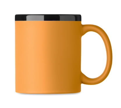Keramikbecher mit Soft-Touch-Oberfläche und schwarzer Innenseite/Rand. Ideal für Gravur. Füllmenge: 300 ml.