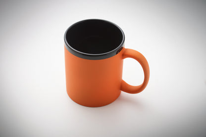 Keramikbecher mit Soft-Touch-Oberfläche und schwarzer Innenseite/Rand. Ideal für Gravur. Füllmenge: 300 ml.