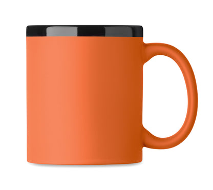 Keramikbecher mit Soft-Touch-Oberfläche und schwarzer Innenseite/Rand. Ideal für Gravur. Füllmenge: 300 ml.