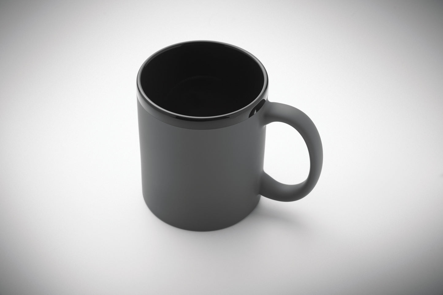 Keramikbecher mit Soft-Touch-Oberfläche und schwarzer Innenseite/Rand. Ideal für Gravur. Füllmenge: 300 ml.