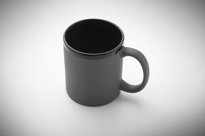 Keramikbecher mit Soft-Touch-Oberfläche und schwarzer Innenseite/Rand. Ideal für Gravur. Füllmenge: 300 ml.