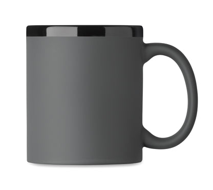 Keramikbecher mit Soft-Touch-Oberfläche und schwarzer Innenseite/Rand. Ideal für Gravur. Füllmenge: 300 ml.