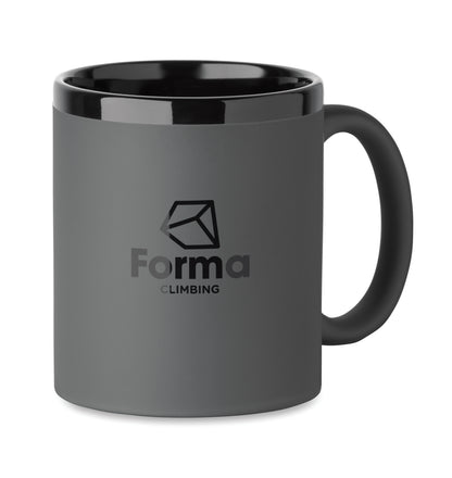 Keramikbecher mit Soft-Touch-Oberfläche und schwarzer Innenseite/Rand. Ideal für Gravur. Füllmenge: 300 ml.