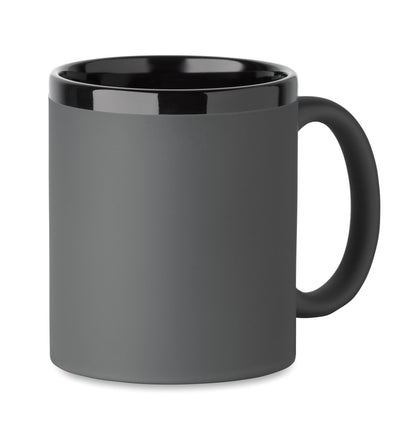 Keramikbecher mit Soft-Touch-Oberfläche und schwarzer Innenseite/Rand. Ideal für Gravur. Füllmenge: 300 ml.