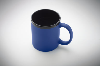 Keramikbecher mit Soft-Touch-Oberfläche und schwarzer Innenseite/Rand. Ideal für Gravur. Füllmenge: 300 ml.