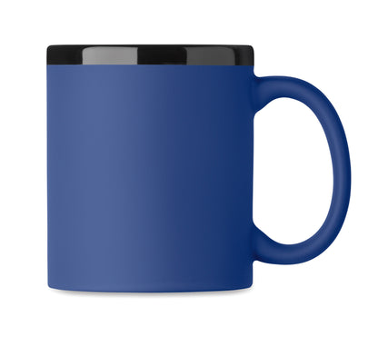Keramikbecher mit Soft-Touch-Oberfläche und schwarzer Innenseite/Rand. Ideal für Gravur. Füllmenge: 300 ml.