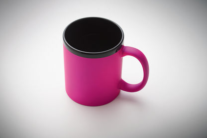 Keramikbecher mit Soft-Touch-Oberfläche und schwarzer Innenseite/Rand. Ideal für Gravur. Füllmenge: 300 ml.