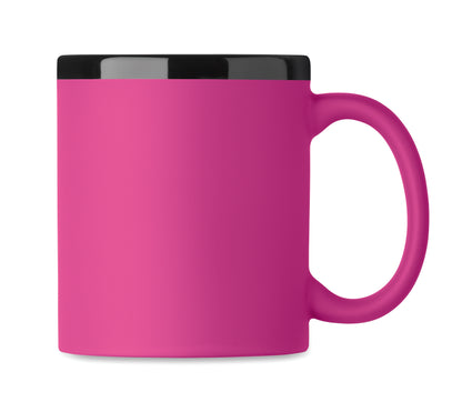 Keramikbecher mit Soft-Touch-Oberfläche und schwarzer Innenseite/Rand. Ideal für Gravur. Füllmenge: 300 ml.