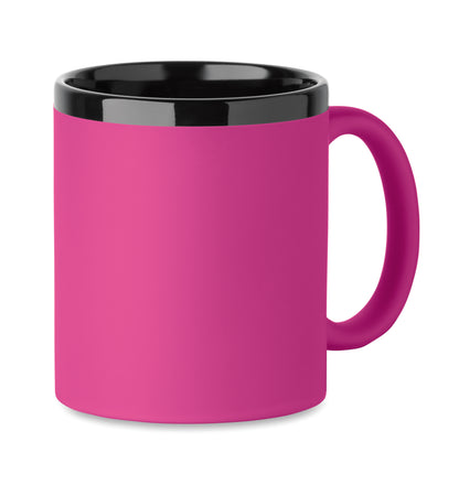 Keramikbecher mit Soft-Touch-Oberfläche und schwarzer Innenseite/Rand. Ideal für Gravur. Füllmenge: 300 ml.