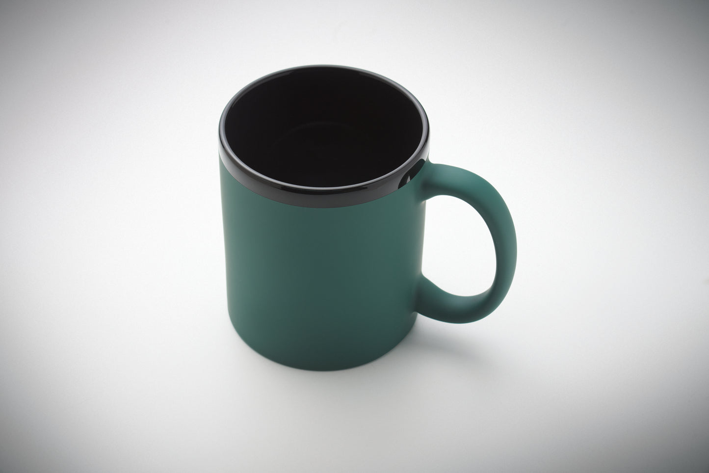 Keramikbecher mit Soft-Touch-Oberfläche und schwarzer Innenseite/Rand. Ideal für Gravur. Füllmenge: 300 ml.