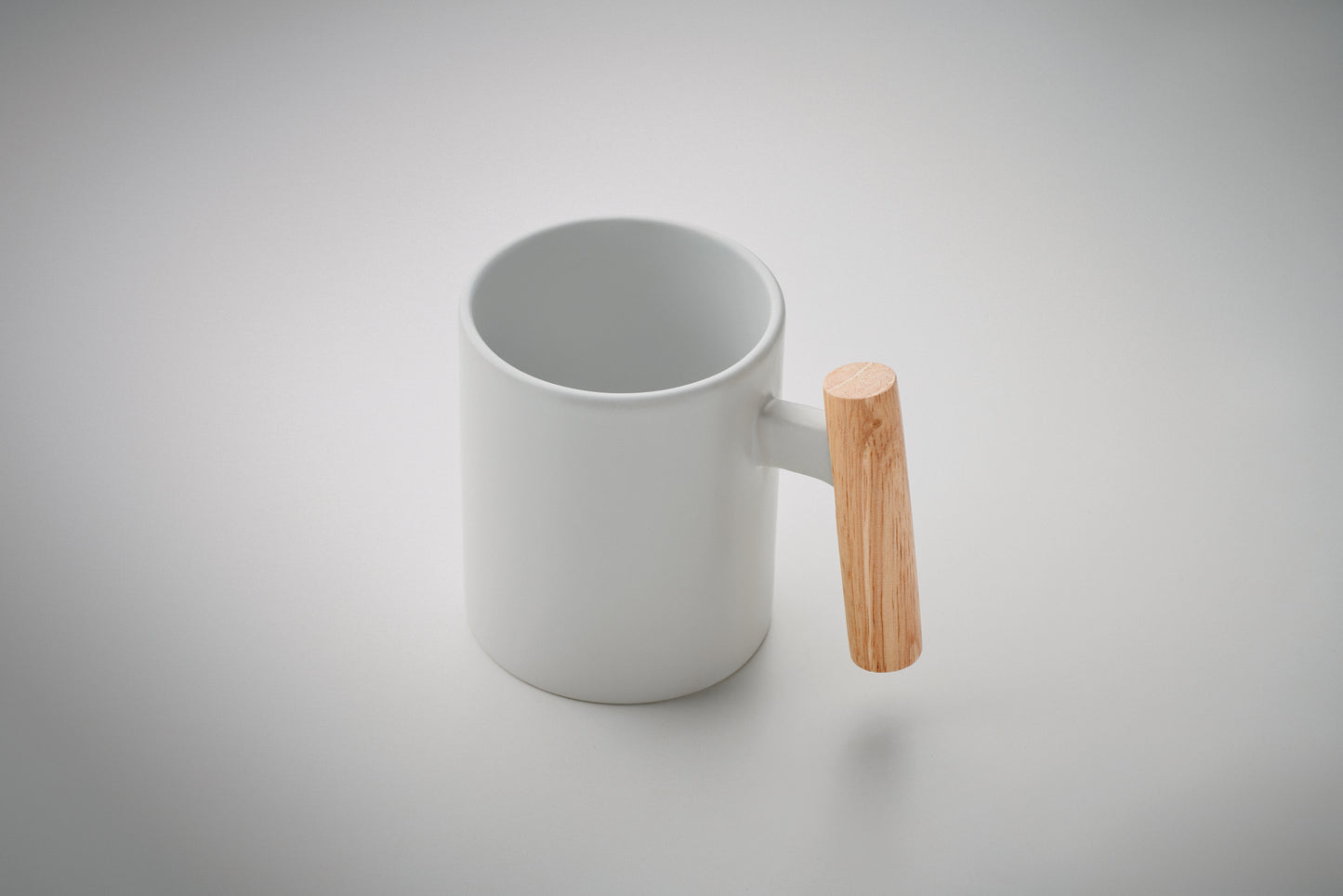 Becher aus Keramik mit Griff aus Holz. Füllmenge: 320 ml. Einzeln verpackt