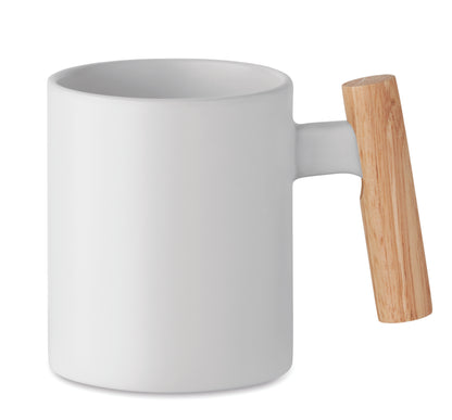 Becher aus Keramik mit Griff aus Holz. Füllmenge: 320 ml. Einzeln verpackt