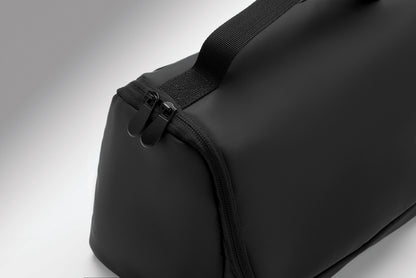 Kosmetiktasche aus weichem PU. Großes Hauptfach inneres Netzfach mit Reißverschluss und weiteres