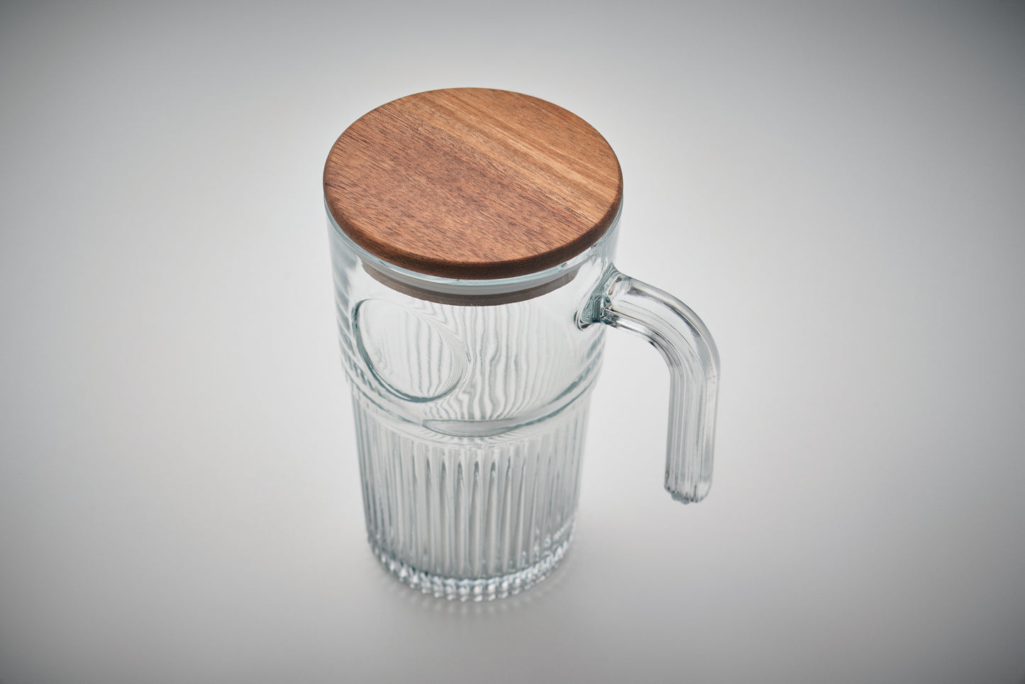 Großer Trinkbecher aus Glas mit Deckel aus Akazienholz. Füllmenge: 450 ml. FSC®-certified