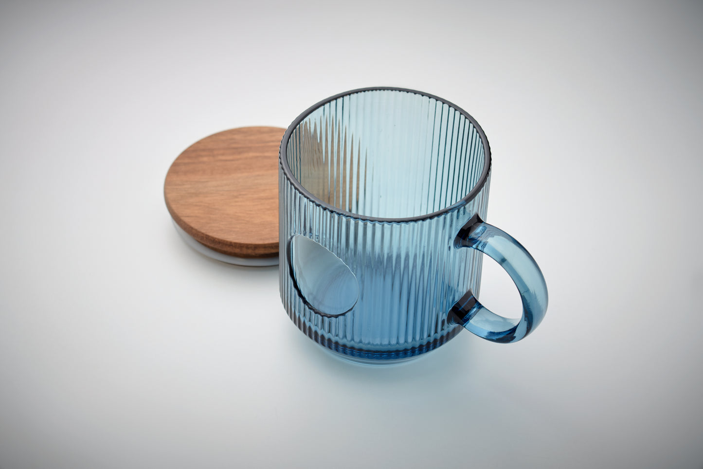 Trinkbecher mit Rillen-Optik und Deckel aus Akazienholz. Füllmenge: 300 ml. FSC®-certified |