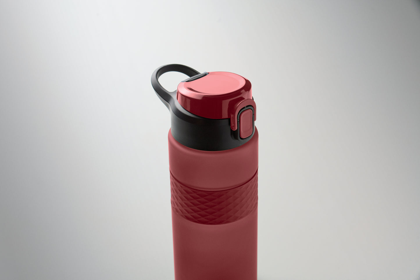 Trinkflasche aus RPET. Flip-Top-Deckel aus PP Sicherheitsverschluss und Henkel aus Silikon. Mit