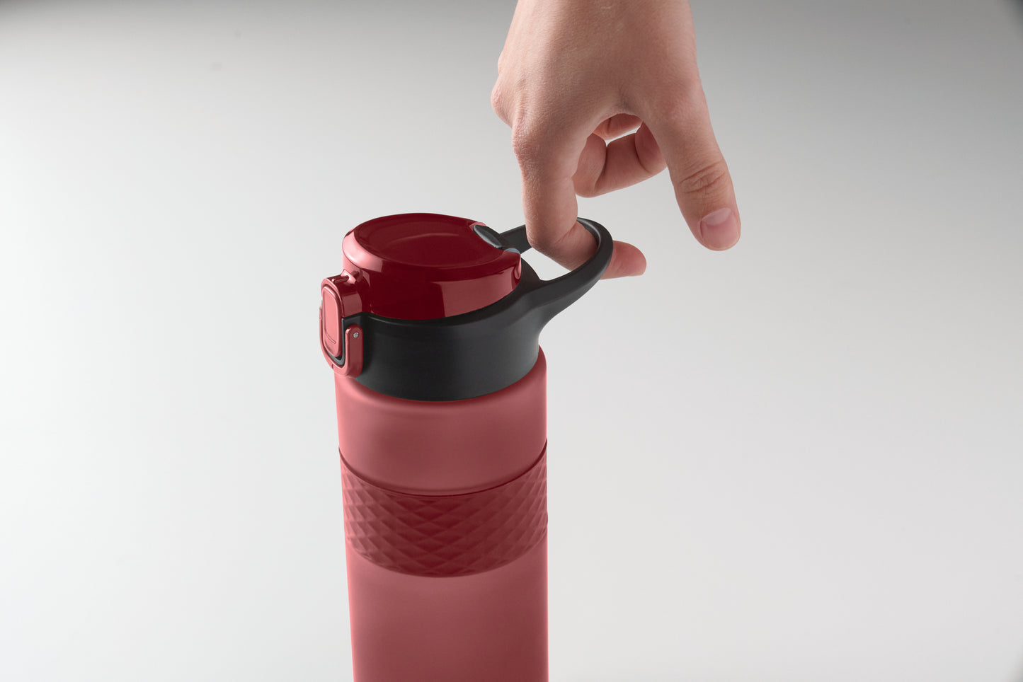 Trinkflasche aus RPET. Flip-Top-Deckel aus PP Sicherheitsverschluss und Henkel aus Silikon. Mit