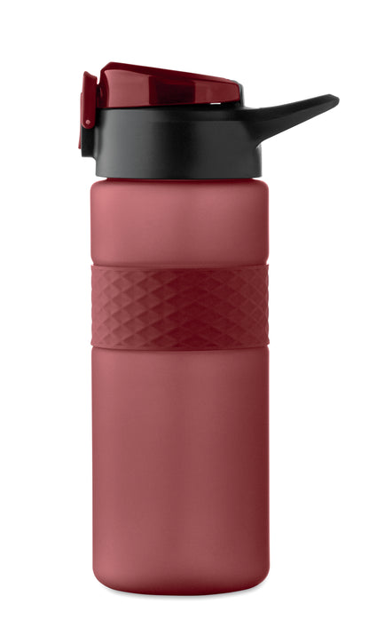 Trinkflasche aus RPET. Flip-Top-Deckel aus PP Sicherheitsverschluss und Henkel aus Silikon. Mit