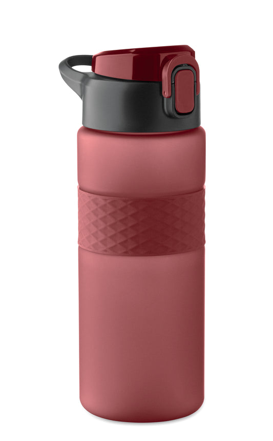 Trinkflasche aus RPET. Flip-Top-Deckel aus PP Sicherheitsverschluss und Henkel aus Silikon. Mit