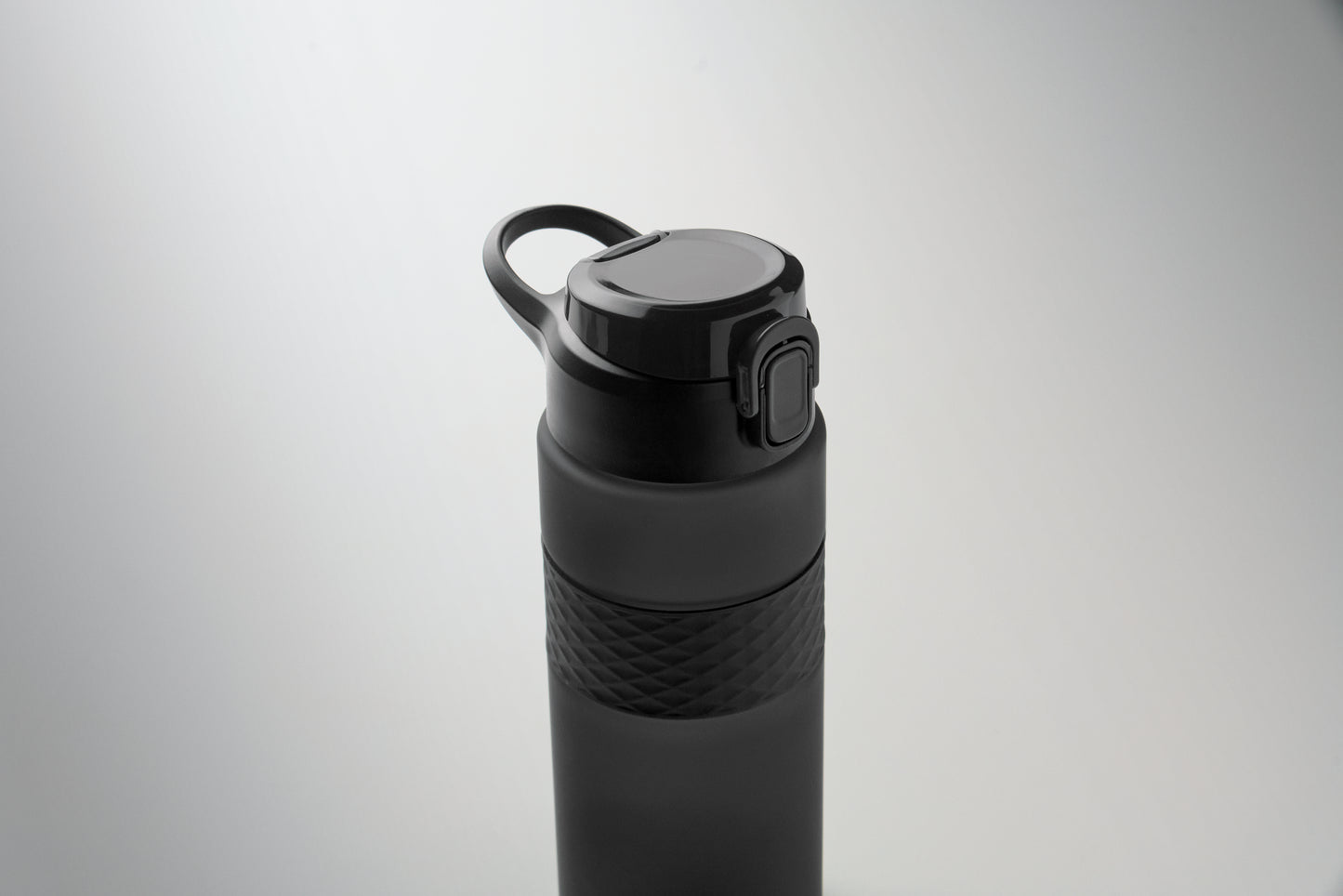 Trinkflasche aus RPET. Flip-Top-Deckel aus PP Sicherheitsverschluss und Henkel aus Silikon. Mit