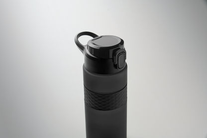 Trinkflasche aus RPET. Flip-Top-Deckel aus PP Sicherheitsverschluss und Henkel aus Silikon. Mit