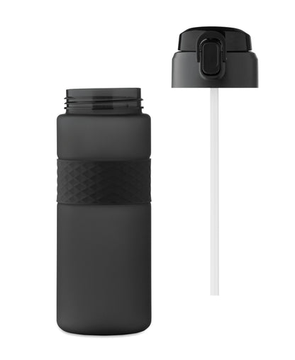 Trinkflasche aus RPET. Flip-Top-Deckel aus PP Sicherheitsverschluss und Henkel aus Silikon. Mit
