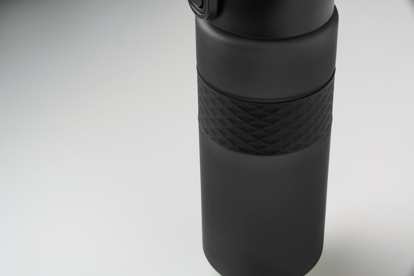 Trinkflasche aus RPET. Flip-Top-Deckel aus PP Sicherheitsverschluss und Henkel aus Silikon. Mit