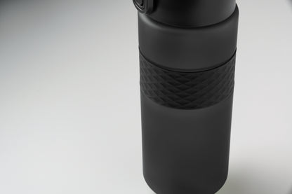 Trinkflasche aus RPET. Flip-Top-Deckel aus PP Sicherheitsverschluss und Henkel aus Silikon. Mit