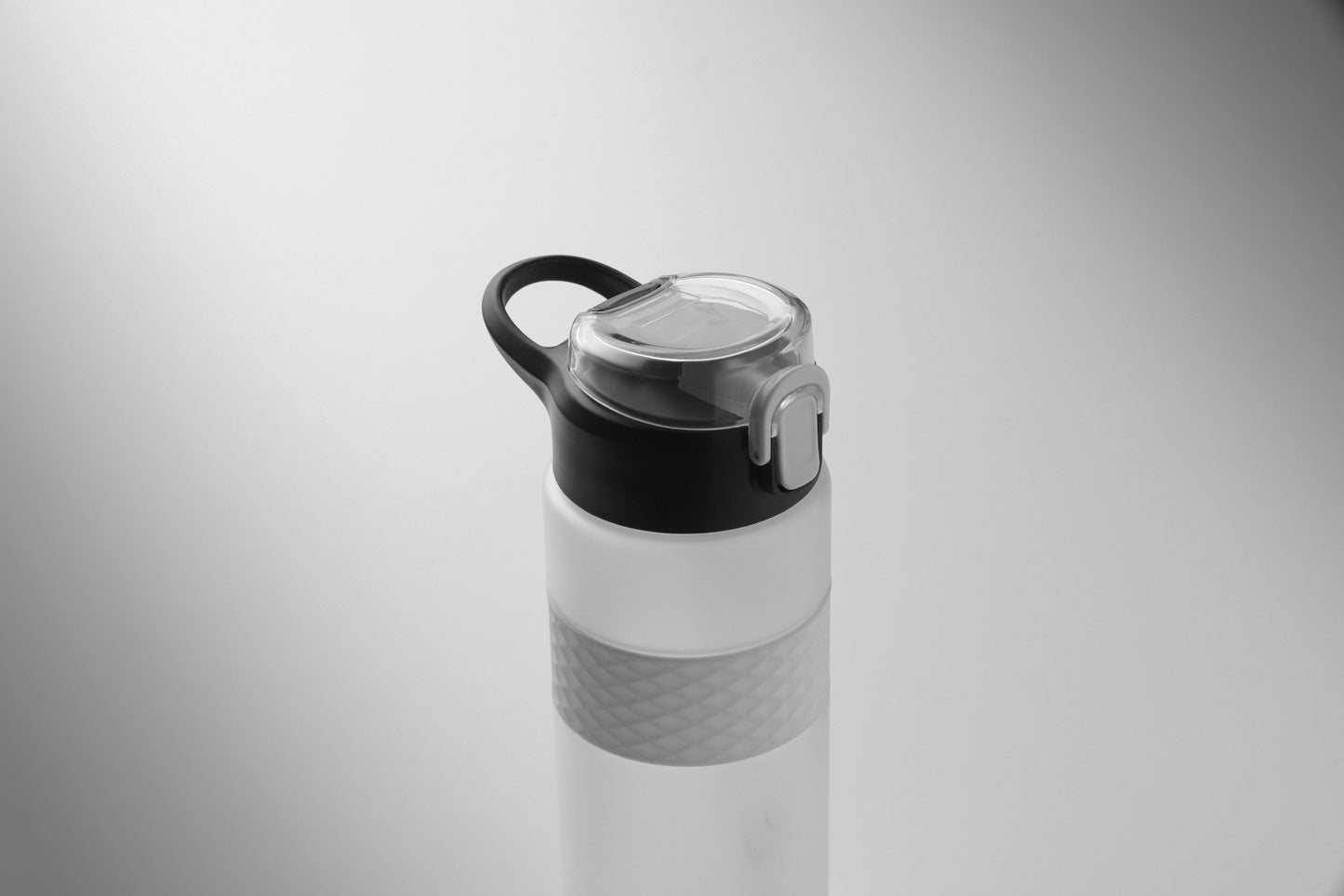 Trinkflasche aus RPET. Flip-Top-Deckel aus PP Sicherheitsverschluss und Henkel aus Silikon. Mit