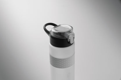Trinkflasche aus RPET. Flip-Top-Deckel aus PP Sicherheitsverschluss und Henkel aus Silikon. Mit
