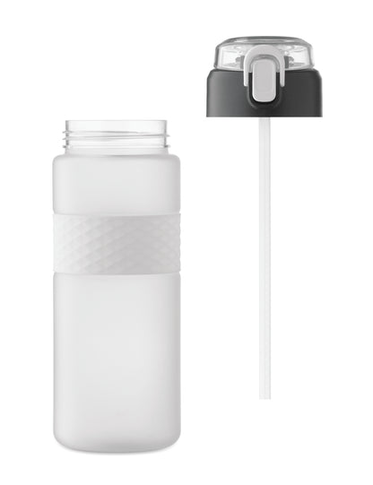 Trinkflasche aus RPET. Flip-Top-Deckel aus PP Sicherheitsverschluss und Henkel aus Silikon. Mit