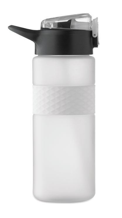 Trinkflasche aus RPET. Flip-Top-Deckel aus PP Sicherheitsverschluss und Henkel aus Silikon. Mit