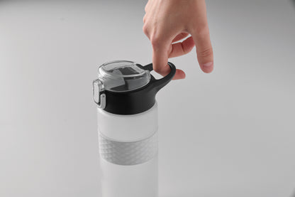 Trinkflasche aus RPET. Flip-Top-Deckel aus PP Sicherheitsverschluss und Henkel aus Silikon. Mit