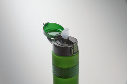 Trinkflasche aus RPET. Flip-Top-Deckel aus PP Sicherheitsverschluss und Henkel aus Silikon. Mit