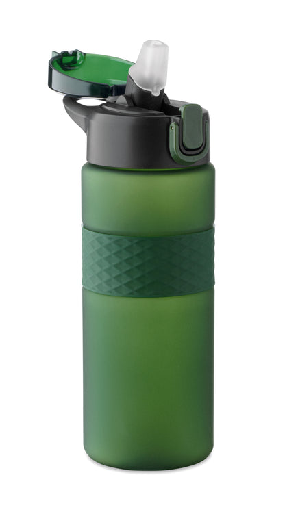 Trinkflasche aus RPET. Flip-Top-Deckel aus PP Sicherheitsverschluss und Henkel aus Silikon. Mit
