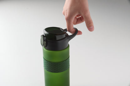 Trinkflasche aus RPET. Flip-Top-Deckel aus PP Sicherheitsverschluss und Henkel aus Silikon. Mit