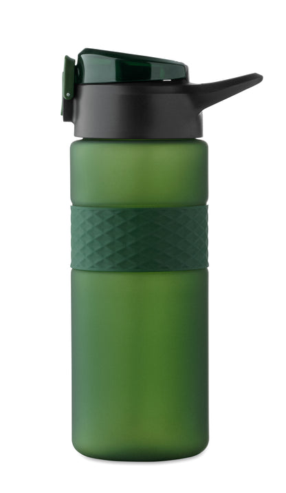 Trinkflasche aus RPET. Flip-Top-Deckel aus PP Sicherheitsverschluss und Henkel aus Silikon. Mit