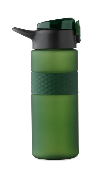 Trinkflasche aus RPET. Flip-Top-Deckel aus PP Sicherheitsverschluss und Henkel aus Silikon. Mit