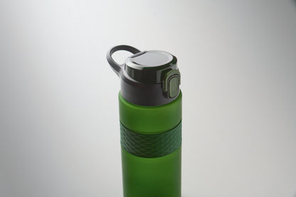 Trinkflasche aus RPET. Flip-Top-Deckel aus PP Sicherheitsverschluss und Henkel aus Silikon. Mit