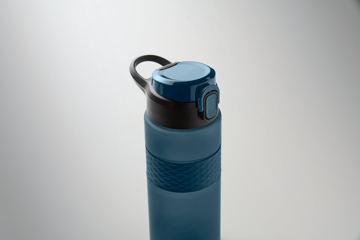Trinkflasche aus RPET. Flip-Top-Deckel aus PP Sicherheitsverschluss und Henkel aus Silikon. Mit
