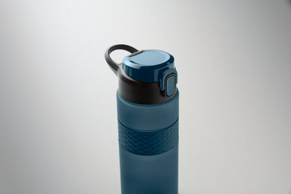 Trinkflasche aus RPET. Flip-Top-Deckel aus PP Sicherheitsverschluss und Henkel aus Silikon. Mit